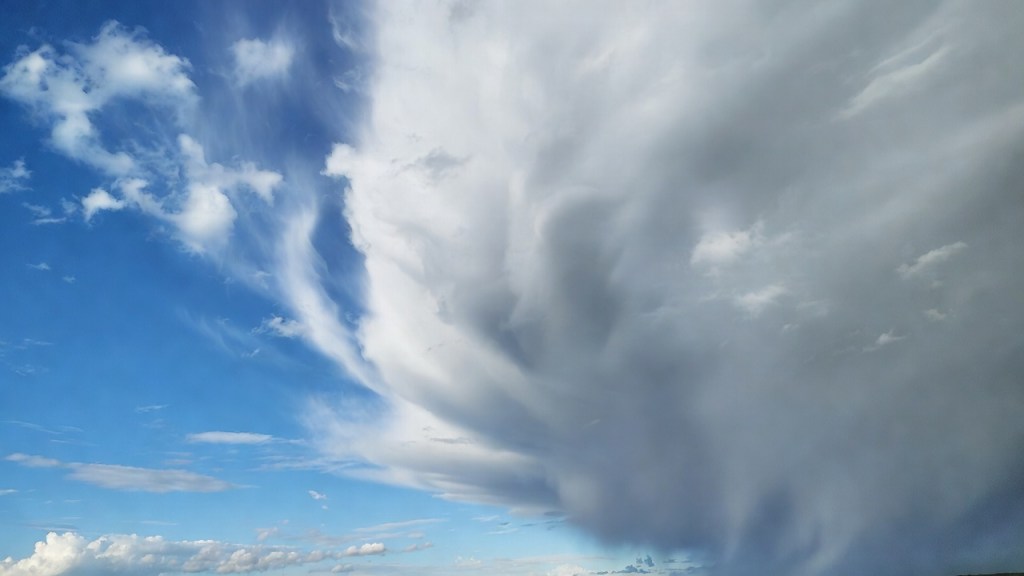 Nubi grigie in avanzamento nel cielo con l’arrivo di aria più fresca e temporali