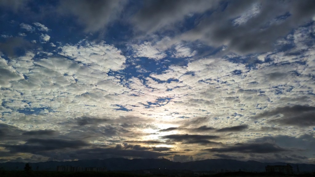 Cielo soleggiato con nubi in avanzamento durante un cambiamento del tempo sull’Italia