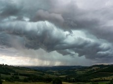 Meteo, la perturbazione attraversa l’Italia: weekend diviso, poi due scenari opposti