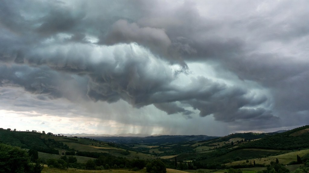 Perturbazione atlantica con nubi e pioggia in arrivo su un paesaggio naturale italiano