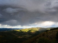 Meteo, la perturbazione scivola verso Sud: weekend in miglioramento, poi torna l’aria fresca