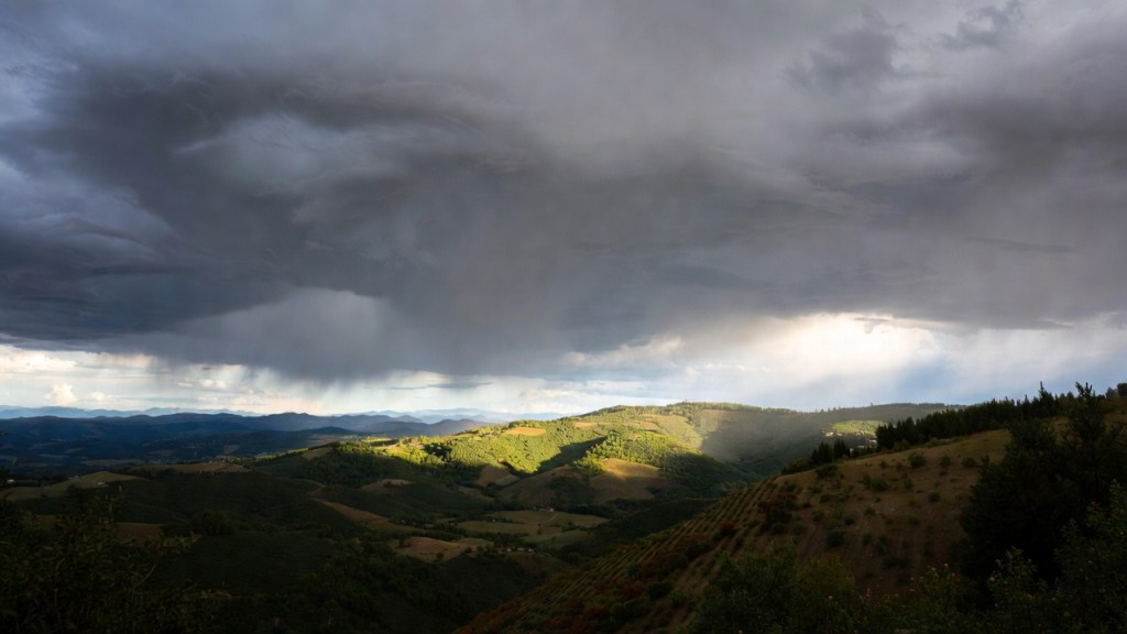Schiarite dopo il passaggio di una perturbazione su un paesaggio naturale italiano