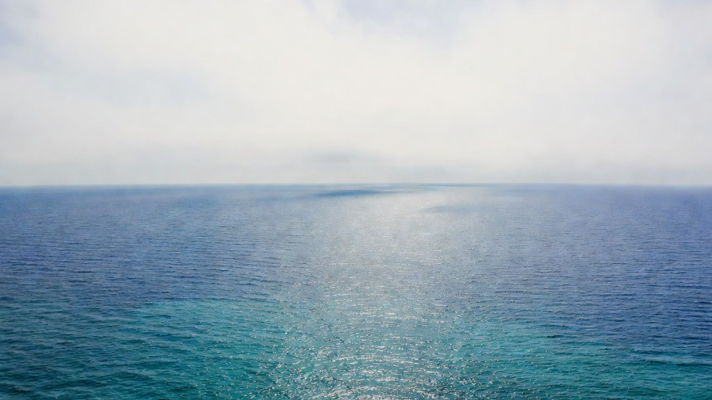 Superficie dell'oceano sotto un cielo velato