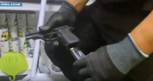 Pistole a salve trasformate in armi da sparo e vendute: cinque misure cautelari