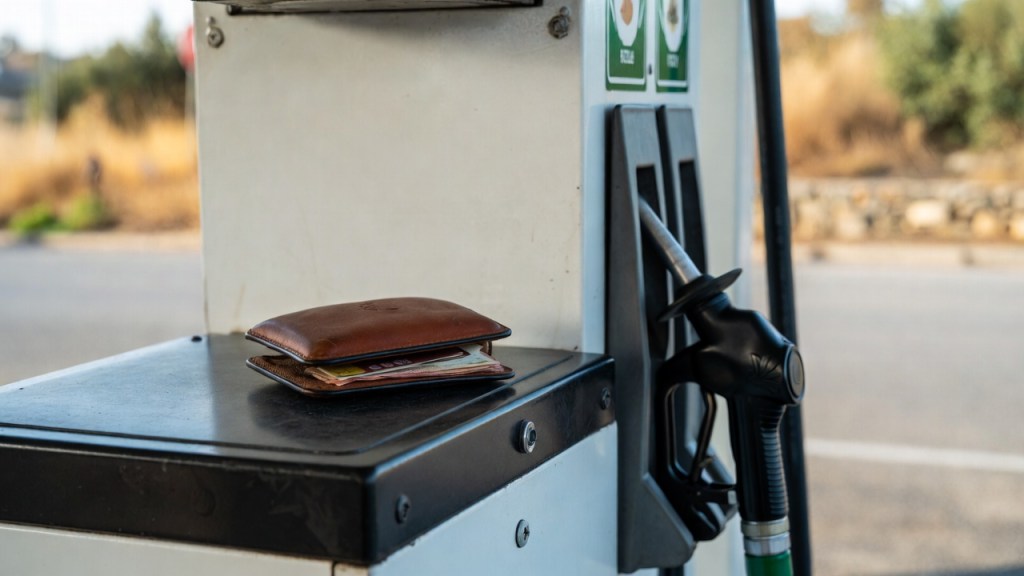Portafoglio dimenticato su una colonnina di carburante in una stazione di servizio nel Ragusano