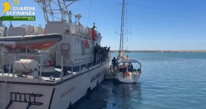 8 migranti nascosti sottocoperta di una barca a vela: arrestato lo skipper