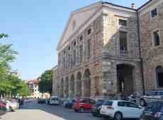 Aggredisce l’ex compagna in aula subito dopo la sentenza: militare arrestato per tentato omicidio