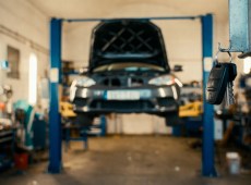 Porta l’auto dal meccanico per un guasto, lui la usa per girare: 7 mila euro di multe