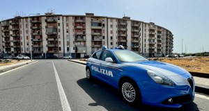 Spaccio di droga in via Capo Passero, arrestato ventiduenne dopo un inseguimento nelle scale