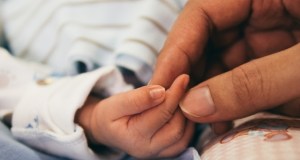 Guidato al telefono dal 118, padre fa nascere il proprio figlio in casa
