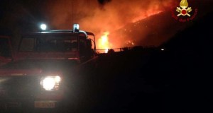 Notte di guerriglia al Cep di Palermo, giovani aggrediscono vigili del fuoco e agenti