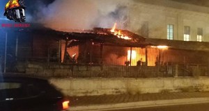 Incendio doloso in una casa abbandonata a Palermo vicino al Policlinico