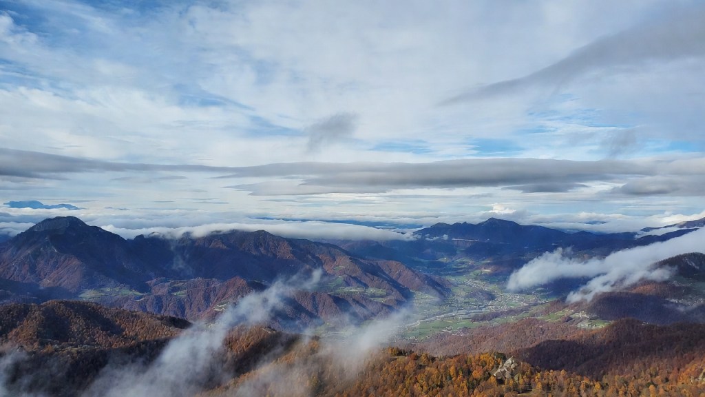 Nubi in aumento sulle Alpi piemontesi durante un pomeriggio autunnale