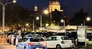 Parcheggiatore abusivo tenta di rubare un’auto, arrestato