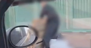 Senza assicurazione, patente e casco trasporta pedane con lo scooter, multato