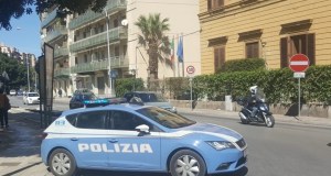 Bottigliata in testa a un passante in piazza Lolli e 100 grammi di hashish in casa, arrestato 24enne