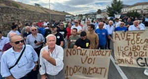 Protesta caro carburante, agricoltori e consumatori bloccano la statale