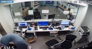 Rapina al centro scommesse in via Perez, ecco il video del colpo e dell’arresto