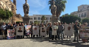 La “battaglia” delle comunioni, monta la protesta: commercianti si incatenano davanti alla Curia