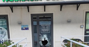 Spaccate nella notte a Capaci e Isola, colpo a panificio e farmacia