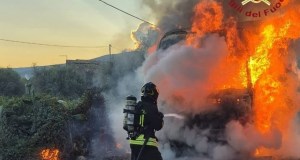 Fiamme sull’asfalto, autocarro distrutto all’alba lungo la strada statale 115