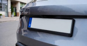 Targhe personalizzate a 600 euro, ma non prima del 2028: cosa si potrà scrivere