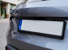 Targhe personalizzate a 600 euro, ma non prima del 2028: cosa si potrà scrivere