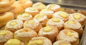 Cugino disabile soffocato da un bombolone alla crema: il tutore accusato di omicidio