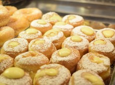 Cugino disabile soffocato da un bombolone alla crema: il tutore accusato di omicidio