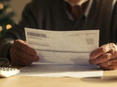 Bonus Natale pensionati 2026: chi prende 154,94 euro a dicembre e chi rischia di restituirli