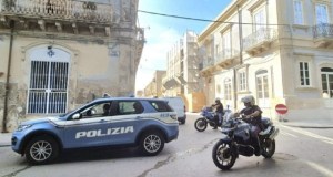 Una bottiglia a terra scatena la violenza: gruppo irrompe nella sede di Natura Sicula
