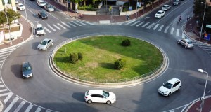 Codice della strada, nelle rotatorie cambia la precedenza