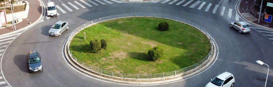 Codice della strada, nelle rotatorie cambia la precedenza