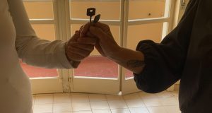 Casa popolare liberata senza sgombero allo Zen 2 e consegnata a una famiglia con due bambini a rischio sfratto