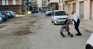 Da 47 anni tra buche e ostacoli: disabile scrive al sindaco per chiedere una strada sicura