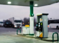 Carburanti, il gasolio sfiora i 2,3 euro al litro in autostrada: i prezzi del Mimit