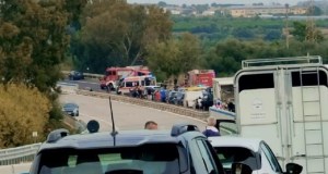 Incidente sulla Siracusa-Catania, scontro tra auto e mini van: traffico bloccato