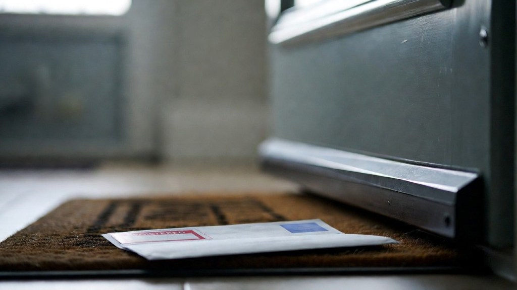 Lettere raccomandate non ritirate dietro la porta di casa, tema assenze e comunicazioni mancate