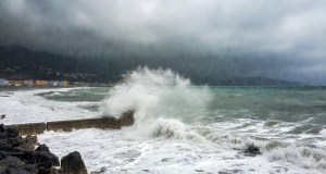 Maltempo, perturbazione atlantica sull’Italia: pioggia e mareggiate in arrivo
