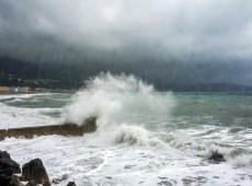 Maltempo, perturbazione atlantica sull’Italia: pioggia e mareggiate in arrivo