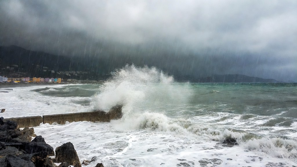 Mareggiata su un lungomare ligure con onde alte, pioggia e cielo scuro, per l’articolo sulla perturbazione atlantica in arrivo in Italia