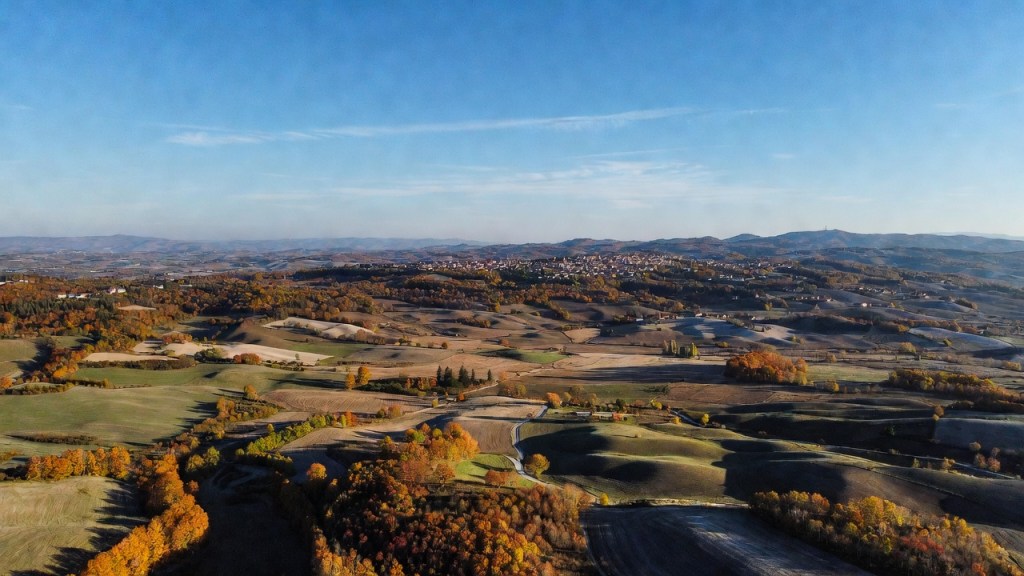 Paesaggio italiano soleggiato con cielo poco nuvoloso e colori autunnali