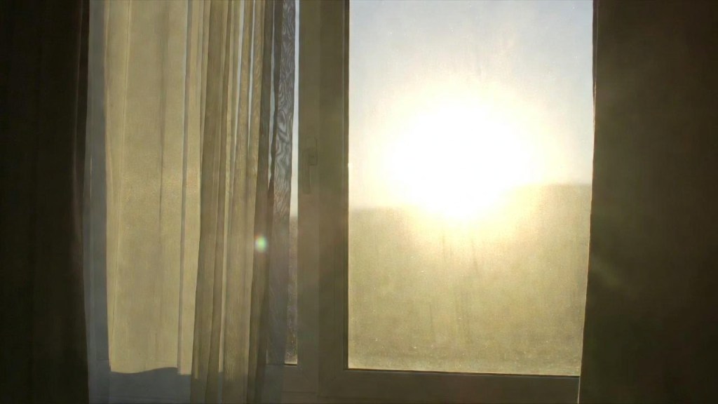 Luce solare intensa attraverso una finestra durante il caldo anomalo di ottobre