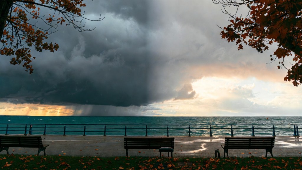Lungomare deserto in autunno con nuvole di pioggia sul mare e schiarite all’orizzonte, per l’articolo sul meteo del weekend di Ognissanti