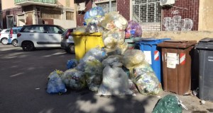 Plastica, la raccolta tampone si fa attendere: sacchi in strada e cittadini all’oscuro