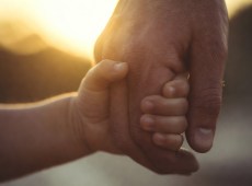 Il figlio di 4 anni cade dal terrazzo, il padre si lancia per salvarlo: atterrano su un’auto e si salvano