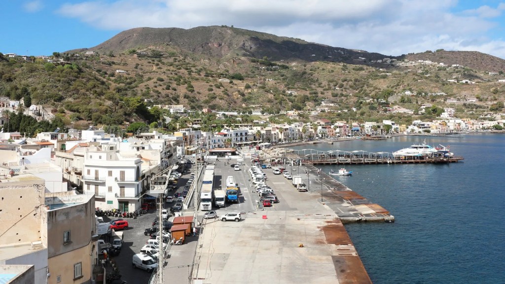 Veduta dall'alto del porto di Sottomonastero a Lipari con la banchina e il pontile degli aliscafi a destra, scalo interessato dall'ordinanza della Guardia costiera