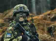 L’Estonia sposta le truppe al confine russo: la strategia della “difesa avanzata” e il timore per il dopo-Ucraina